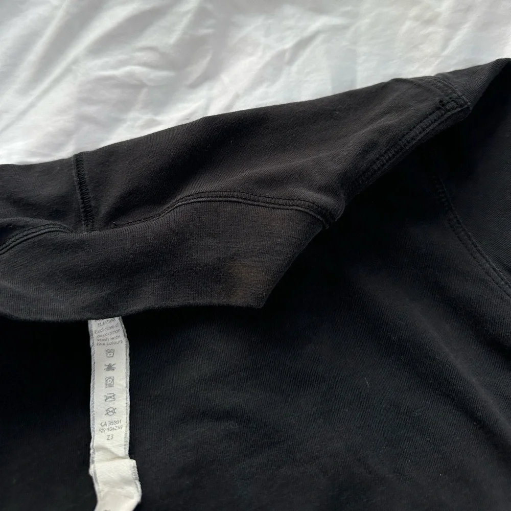 Lululemon T-Shirt in Size 4 - Picture 2 of 5